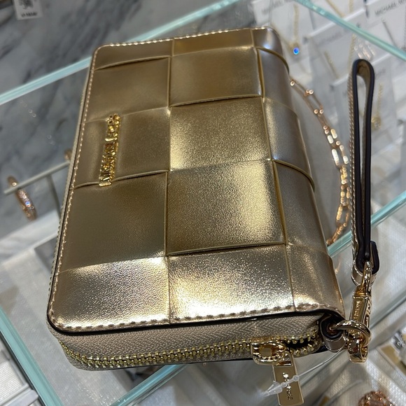 Michael Kors Large Metallic Smartphone Wristlet Wallet 
Pale Gold 
NWT - Picture 6 of 16